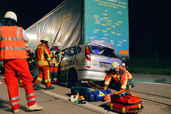 Unfall auf der A 5 bei Bruchsal. Ein Pkw ist auf einen Lkw aufgefahren. Foto: Czemmel/Feuerwehr
