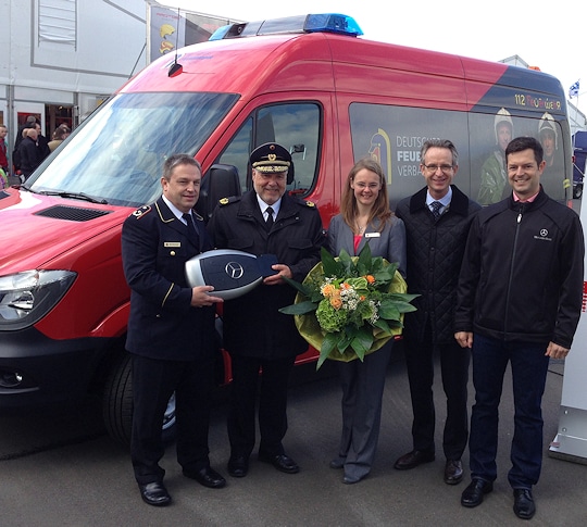 Der DFV erhält von Mercedes einen Sprinter für die Mitgliederwerbung (v.l.): DFV-Vize Ralf Ackermann DFV-Präsident Hans-Peter Kröger, Sindy Papendieck Projektreferentin Integration beim DFV, Hans-Joachim Bayer, Direktor Behörden-, Direktkunden- und Sonderfahrzeuge bei Mercedes-Benz Deutschland, Michael Dusny (Mercedes Benz). Foto: Jan-Erik Hegemann