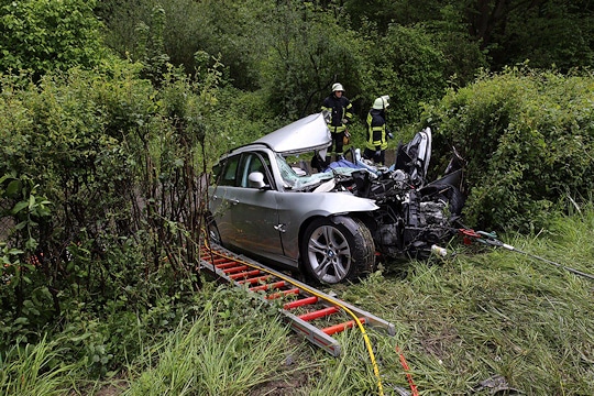 Unfall auf der L1125: Die Feuerwehr Vaihingen barg den verunglückten Fahrer. Foto: 7aktuell.de/Hasenhuendl