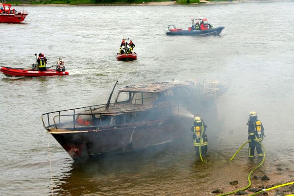 Brand einer Yacht auf dem Rhein. Foto: Feuerwehr Meerbusch Brand einer Yacht auf dem Rhein. Foto: Feuerwehr Meerbusch