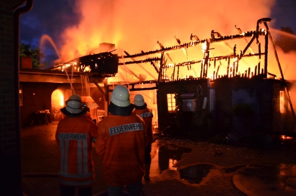 Großbrand in der Ortschaft Brest. Eine Scheune steht in Flammen. Die Feuerwehr kann ein Wohnhaus schützen. Foto: Polizei Großbrand in der Ortschaft Brest. Eine Scheune steht in Flammen. Die Feuerwehr kann ein Wohnhaus schützen. Foto: Polizei