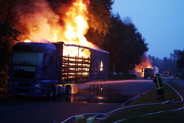 In einem Gewerbegebiet in Neermoor stehen zwei beladene Sattelzüge in Brand. Ein Brandstifter war hier am Werk. Foto: Frank Loger In einem Gewerbegebiet in Neermoor stehen zwei beladene Sattelzüge in Brand. Ein Brandstifter war hier am Werk. Foto: Frank Loger