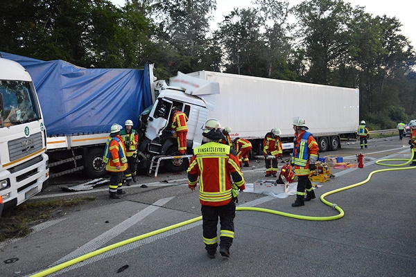 Lkw-Unfall auf der A5 bei Bruchsal. Foto: Czemmel/Feuerwehr