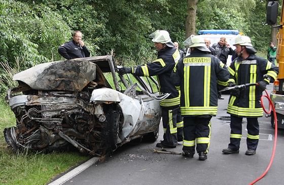 Unfall bei Wymeer - Feuerwehrleute bergen einen getöteten Autofahrer. Foto: Kreisfeuerwehr Leer