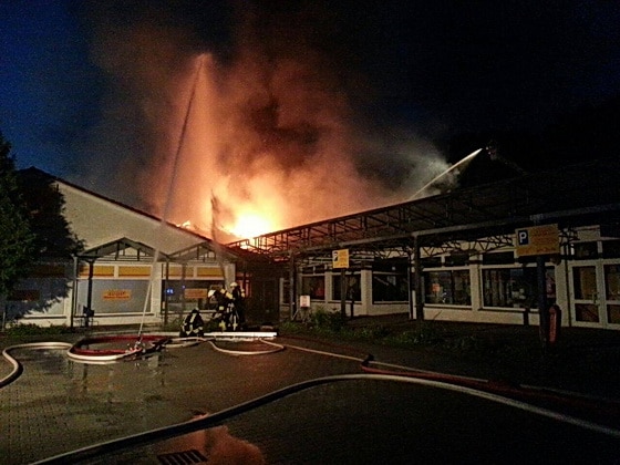 Den angrenzenden Netto-Supermarkt konnten die Feuerwehrleute halten. Foto: Dino Burghardt