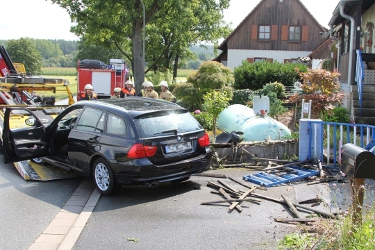 Spektakulärer Unfall in Bayreuth. Ein Auto ist gegen einen Gastank vor einem Wohnhaus geprallt. Foto: News5