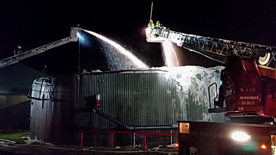 Über die Drehleitern der Feuerwehren Uelzen und Bad Bevensen bekämpfte die Feuerwehr den Brand einer Biogasanlage in Nassennottorf. Foto: Seidel