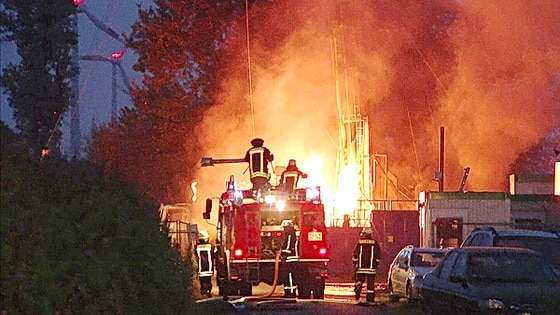 Nach einer Gasexplosion steht ein Bohrloch bei Geeste in Brand. Foto: Lindwehr