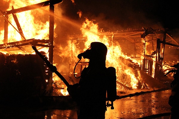 Brand in Sahms: Ein landwirtschaftliches Anwesen wird Opfer der Flammen. Foto: Timo Jann