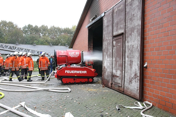 Unter anderem mit einem Löschunterstützungfahrzeug (LUF) wird ein brennender Stall bei Friesoythe gelöscht. Foto: Andreas Niemann