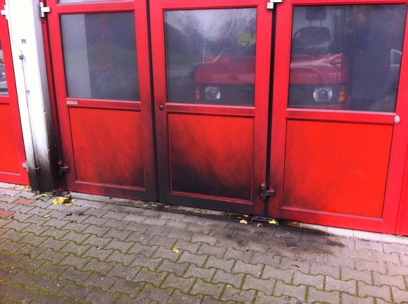Brand in Ulrichstein: Unbekannte waren zwei Molotowcocktails, einer ging vor einem Tor der freiwilligen Feuerwehr in Flammen auf. Foto: Weitzel