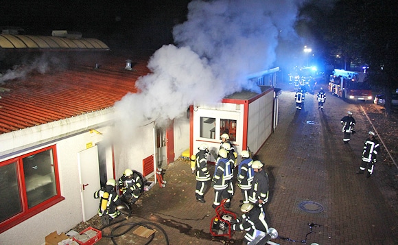 Brand unter Kontrolle: heller Wasserdampf steigt auf. Foto: Timo Jann