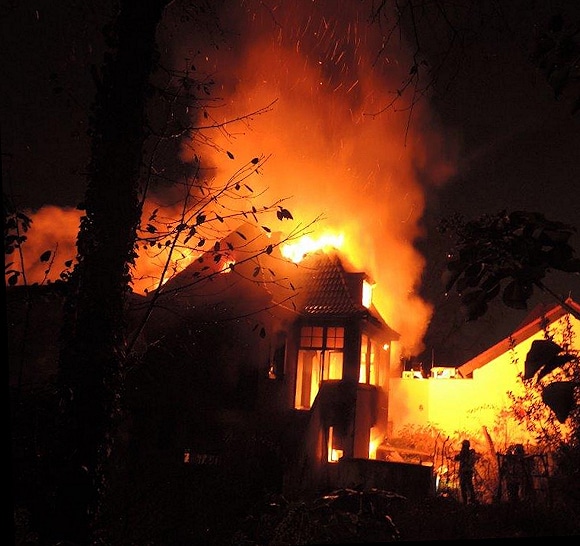 Großbrand in Bonn: ein leerstehendes Einfamilienhaus steht in Vollbrand. Foto: Feuerwehr