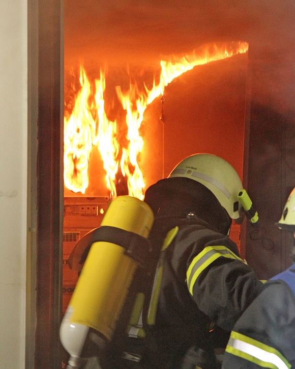 Feuer in einer Bäckerei in Geesthacht: Atemschutztrupps gehen gerade in das Gebäude vor. Foto: Timo Jann