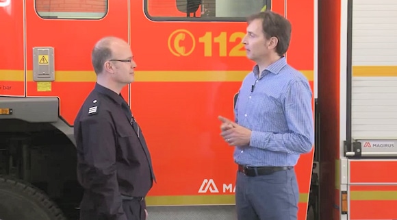 Dirk Stephan von Gore und Michael Kawall von der Feuerwehr Hamburg befassen sich im zweiten Modul unseres Ratgebers mit dem Schwerpunkt "Material und Produkte" von Feuerwehrbekleidung.