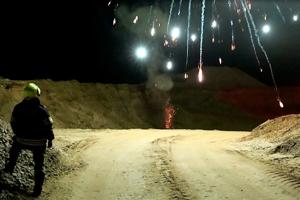 Effektvoller Feuerwehrdienst. Die Feuerwehr Alkoven in Österreich ließ sich von einem Fachmann gefährliches Feuerwerk vorführen. Foto: Hermann Kollinger