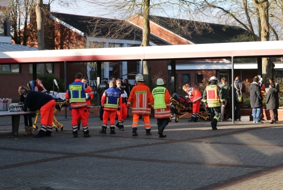 Einsatzkräfte von Feuerwehr und Rettungsdienst vor der betroffenen Schule. Foto: Frank Loger