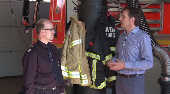 Dirk Stephan von der W. L. Gore & Associates GmbH spricht mit Michael Kawall von der Feuerwehr Hamburg.
