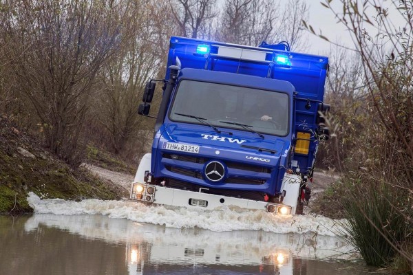 Spende-Daimler-THW-groß- 09-12-2014