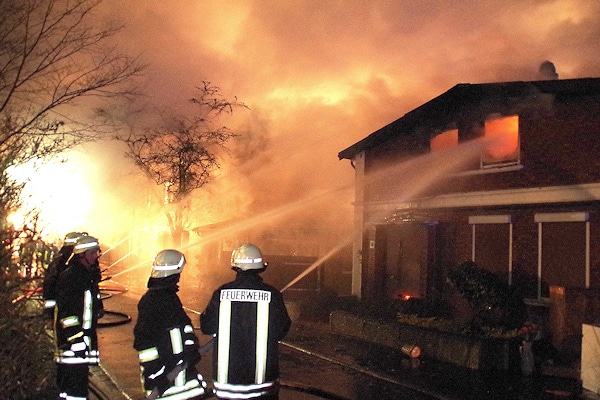 Brand in Todenbüttel: ein Wohnhaus brennt völlig aus. Foto: Holger Bauer