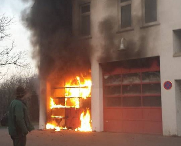 Feuer bei der Feuerwehr: Aufnahme während der akuten Brandphase. Foto: 7aktuell.de