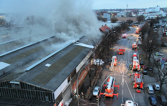 Brand in Hamburg: in einer Lagerhalle brennt Schrott. Foto: Timo Jann