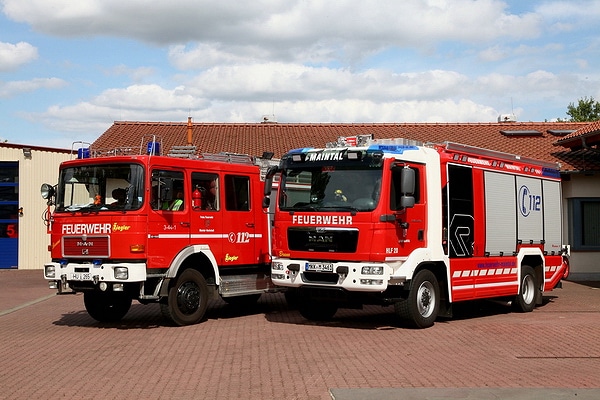 Neben seinem Vorgänger, einem LF 16 aus dem Jahr 1985, steht das neue HLF 20 der FF Maintal. Rosenbauer fertigte es auf einem MAN TGM 13.290. Foto: Feuerwehr