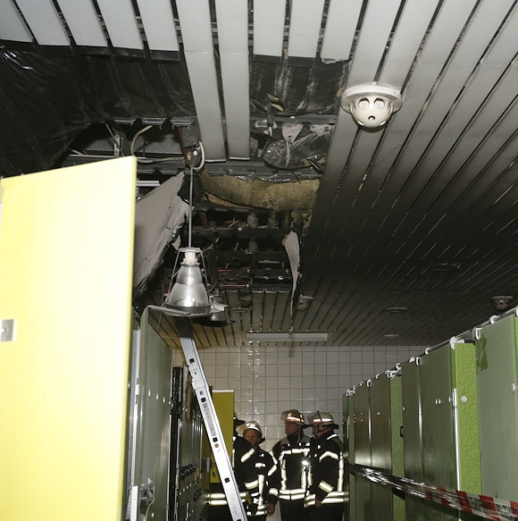 Brand im Umkleidebereich eines Schwimmbades in Stuttgart-Zuffenhausen. Foto: 7aktuell.de/Herlinger