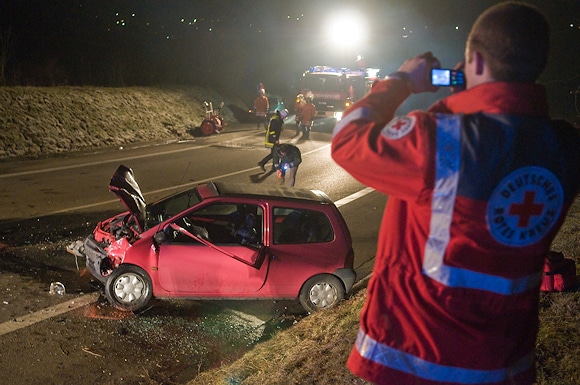 Symbolfoto: Ein Foto im Einsatz ist schnell gemacht - und auch im Rahmen der Öffentlichkeitsarbeit schnell veröffentlicht. Im Landkreis Rotenburg setzt die Feuerwehr auf eine selbst auferlegte Sperrfrist. Foto: 7aktuell.de/Eyb