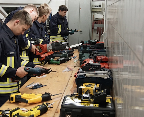 Säbelsäge bei der Feuerwehr: Die Tester bestücken die Geräte. Foto: Hegemann