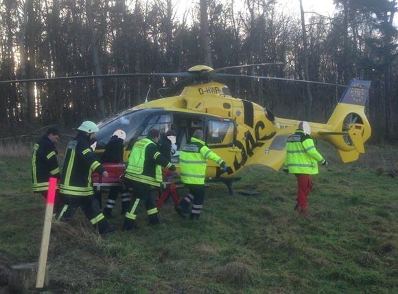 Feuerwehrleute bringen ihren Kameraden zum Rettungshubschrauber. Foto: FF Grasleben/Wermuth
