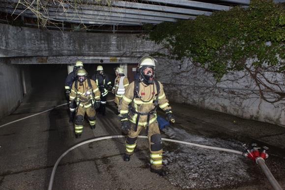 Brand gelöscht: Atemschutzgeräteträger verlassen die Tiefgarage in Fürth. Foto: News5/Weier