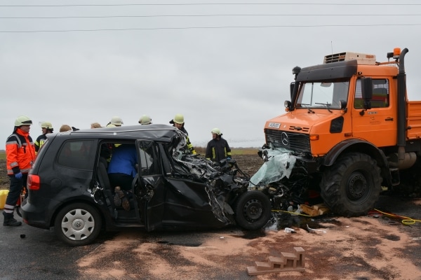 Die vordere Hälfte des VW Tourans steckte unter dem Unimog fest. Die Einsatzkräfte haben den Unimog zur Befreiung der eingeklemmten Fahrerin angehoben und den Wagen mit einer Seilwinde hervorgezogen. Foto: Thomas Weege