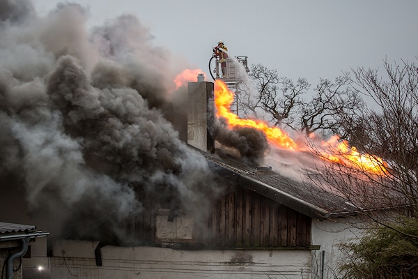 Brand in Süderschmedeby: Auch über eine Drehleiter wird gelöscht. Foto: Iwersen/Nordpresse