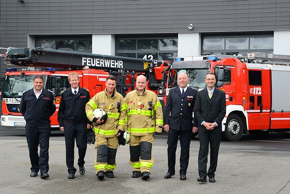 Dr. Lothar Barth, Personal- und Organisationsdezernent der Stadt Aachen, Ralf Kaulen, Sprecher der Freiwillige Feuerwehr, Axel Feinhals, Freiwillige Feuerwehr, André Kladensky, Berufsfeuerwehr, Joachim Schäfer, stellvertretender Leiter der Feuerwehr Aachen, und Uwe Weiß, Leiter Einsatztechnik bei der Feuerwehr Aachen, freuen sich über die neue, funktionale Schutzkleidung. Foto: Stadt Aachen/ Andreas Herrmann