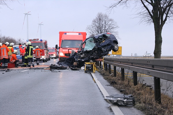 Unfall auf der B 3 bei Schulenburg: der Fahrer dieses Ford Focus kam ums Leben. Foto: Brüggemann/Feuerwehr