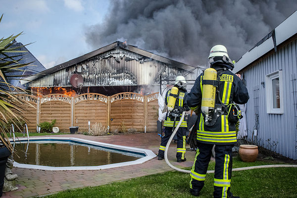 Einsatzkräfte bekämpfen einen Werkstattbrand in Handewitt. Foto: Sebastian Iwersen / Nordpresse