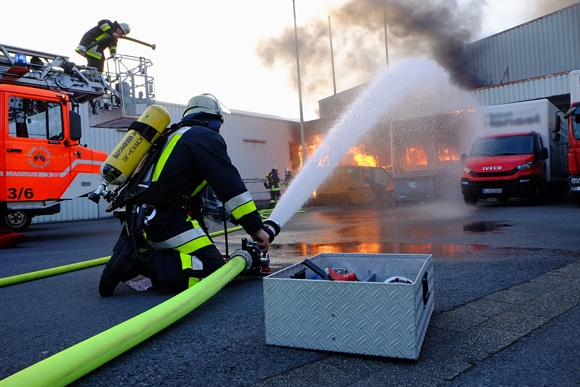 Brand eines Containers und angrenzender Lagerhalle in Essen Altenessen. Foto: Feuerwehr Essen / Markus Schmuck
