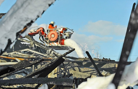 Einsatz von Leichtschaum während eines Supermarktbrandes in Nordhorn. Foto: Konjer