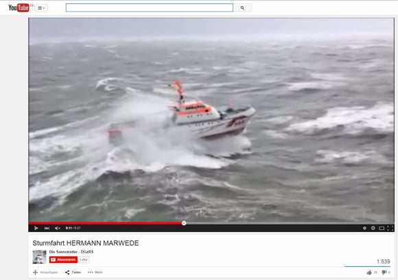 Der Seenotrettungskreuzer "Herman Marwede" bei Sturm auf schwerer Fahrt. Screenshot: YouTube