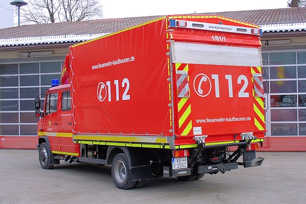 Am Heck des V-LKW ist eine MBB/Palfinger-Ladebordwand installiert. Darüber sind Kennleuchten, Scheinwerfer sowie eine Verkehrsleitanlage in LED-Technik montiert. Foto: Fischer/Feuerwehr
