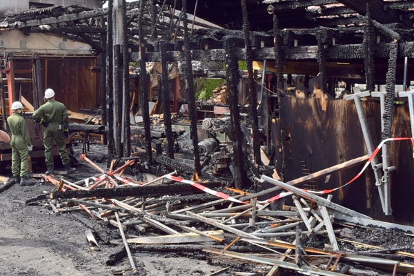 Ermittler der Polizei in einem der zerstörten Gebäude in Bettringen. Foto: Heino Schütte