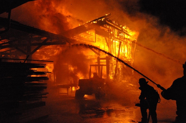 Feuerwehr bei Löscharbeiten nach einer Brandstiftung in Bettringen. Foto: Heino Schütte