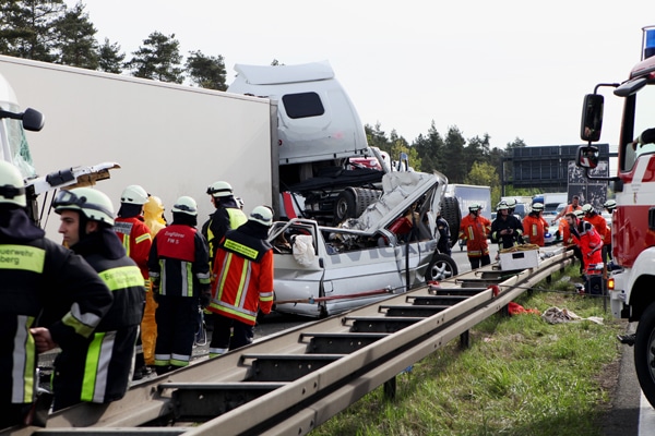 Fahrzeugwracks nach einem Unfall am Dienstagmorgen auf der A 6 bei Nürnberg. Foto: News5 / Grundmann