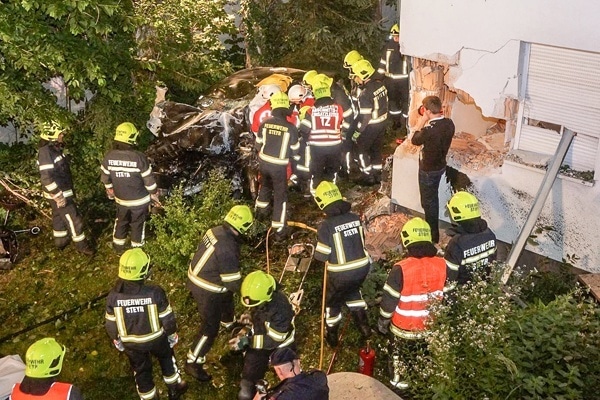 Das Fahrzeug flog zirka 20 Meter und prallte anschließend gegen die Hausmauer. Fotos: fotokerschi.at/Röck