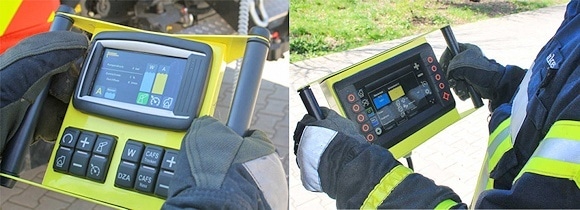 Links im Bild die kleine Display-Fernbedienung für die Bedienung der Pumpe sowie optional Druckzumischung und CAFS. Rechts die große Fernbedienung mit demselben Display wie auch am Pumpenstand und im Fahrerhaus zur Steuerung sämtlicher Funktion von Pumpe und Aufbau.