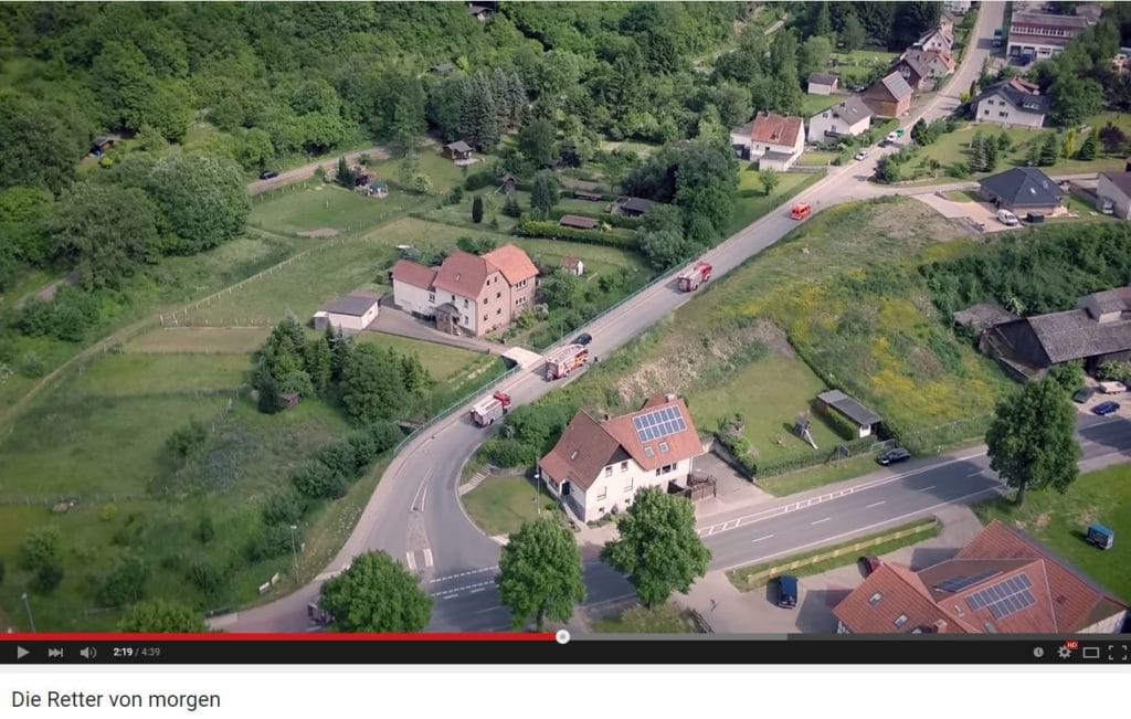 Luftaufnahmen mit einer einer Drohne vom 24-Stunden Bereitschaftsdienst der Jugendfeuerwehr Lüdge. Screenshot: YouTube