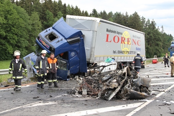 Das völlig deformierte Wrack nach dem frontalen Auffahrunfall. Foto: Kamera24.TV