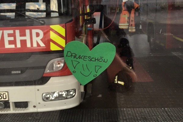 Viele Danke-Aufkleber verzieren die Feuerwache in Gießen. Feuerwehr Gießen
