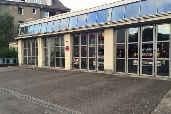 Viele Danke-Aufkleber verzieren die Feuerwache in Gießen. Feuerwehr Gießen